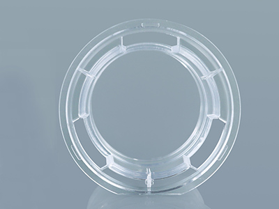 聚對苯二甲酸乙二醇酯（PET）透光性良好，使用顯微鏡易觀察